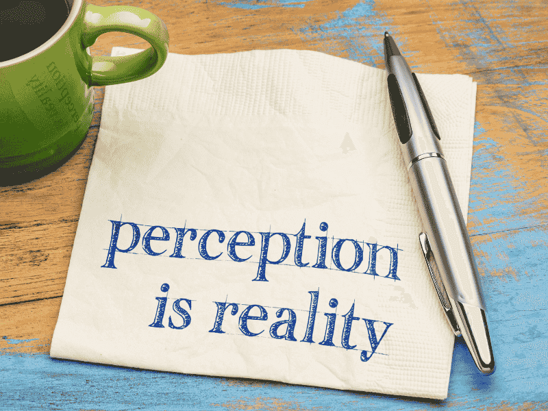 tasse de café et l’inscription "perception is reality" illustrant l’écart entre culture d’entreprise affichée et réalité vécue par les collaborateurs, impactant engagement et rétention des talents