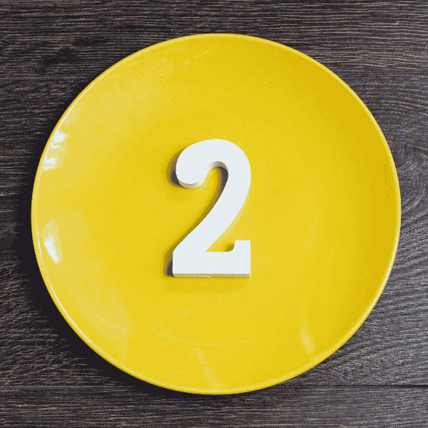 Chiffre 2 dans une assiette