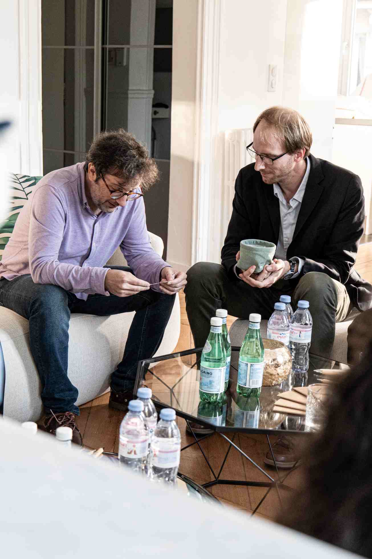 deux personnes qui réfléchissent