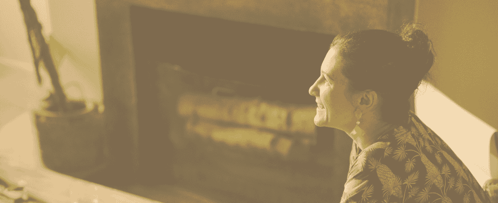 Personne qui sourit et écoute