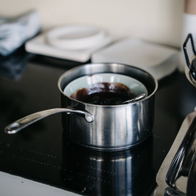 Casserole de bain marie avec chocolat fondu