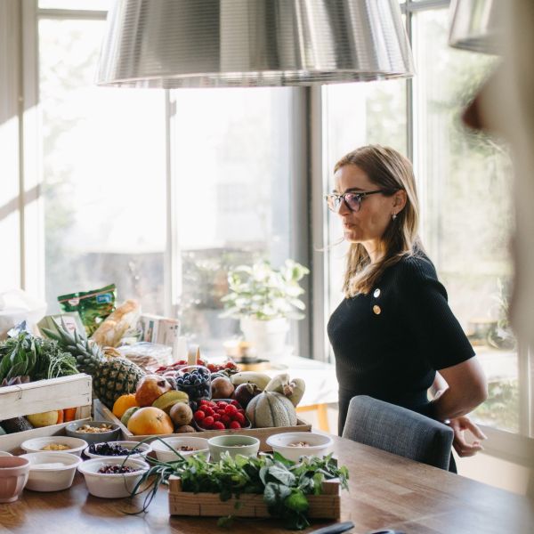 Dirigeante qui observe des fruits et légumes sur une table