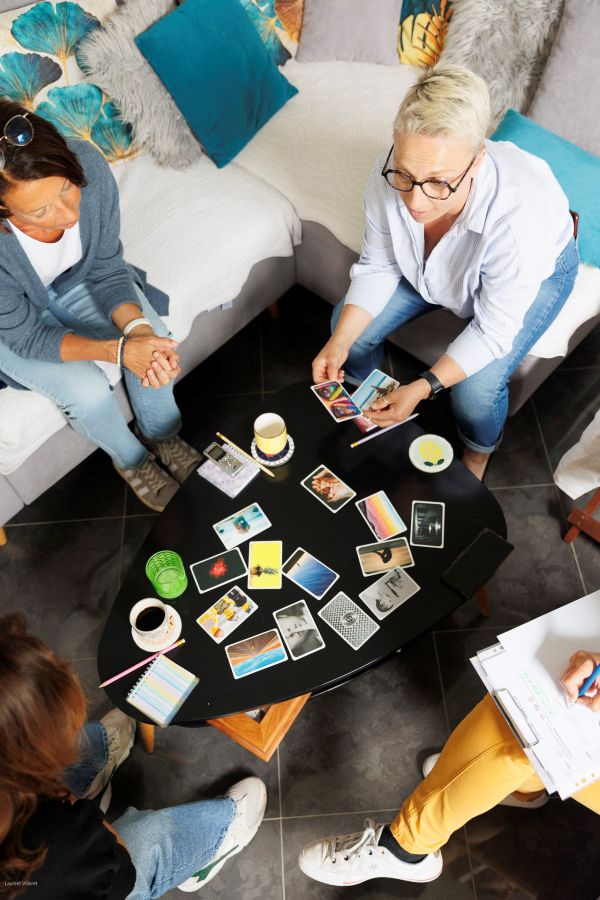 4 personnes autour d'une table avec des images de photolangage