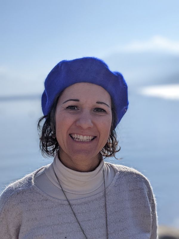 Laure avec un béret devant le lac d'Annecy