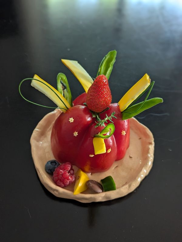 un poivron surmonté de courgette et fruits rouges