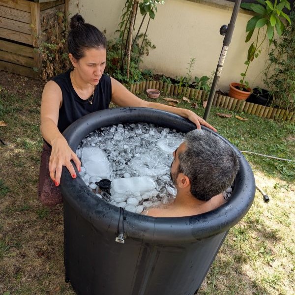 Laure accompagne un client dans un bain avec des glaçons