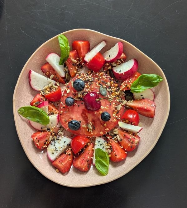 assiette avec des tomates des cerises du basilic et des myrtilles