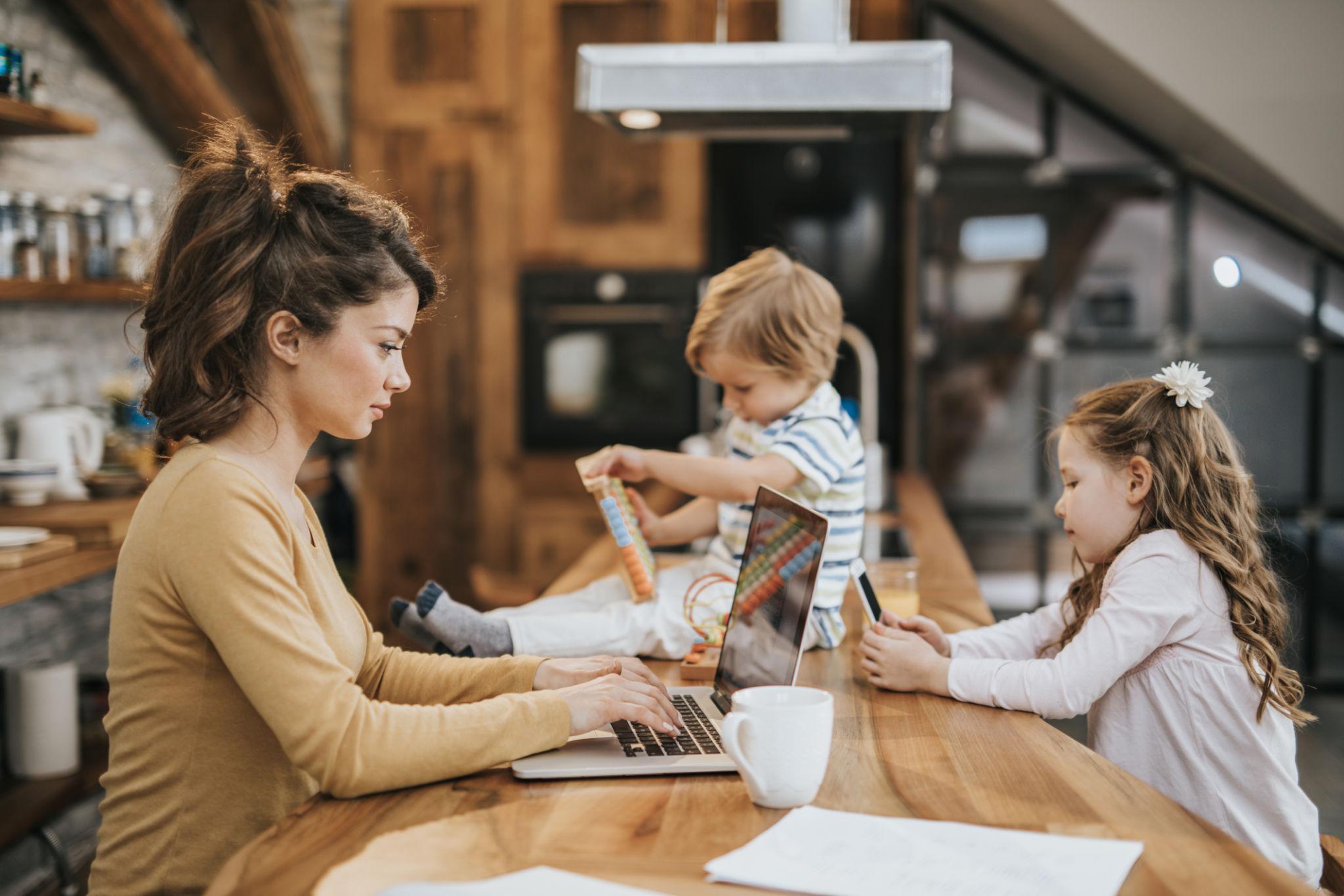 tout gérer en même temps maman sur son ordinateur avec ses enfants a coté